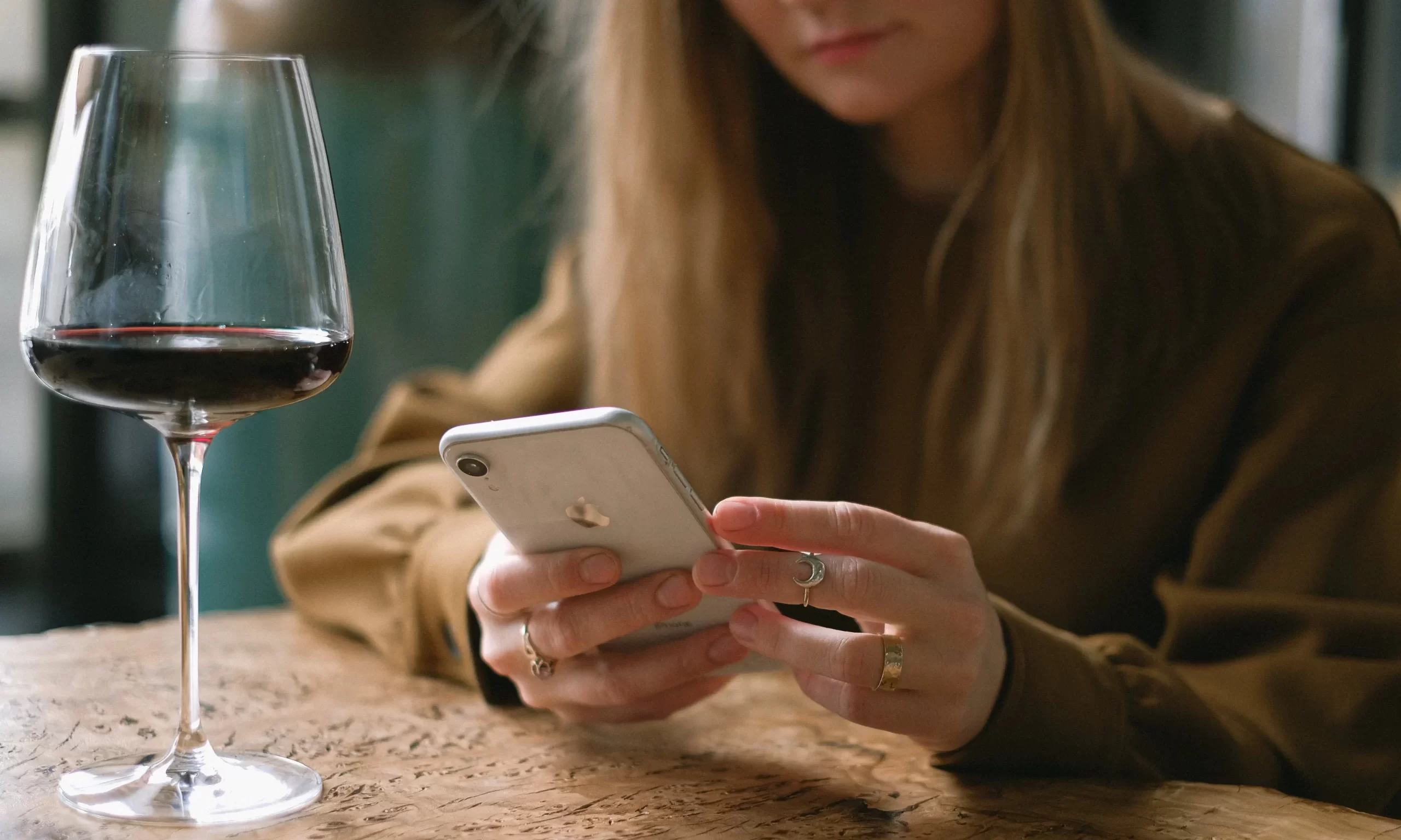 NFC oznake za vino (čip) Brandovi mogu integrirati NFC tag-ove u ambalažu proizvoda kako bi korisnicima omogućili pristup uputnim videima, programima vjernosti ili detaljnijim informacijama o proizvodu. NFC oznaka može sadržavati podatke o nutritivnim vrijednostima proizvoda.