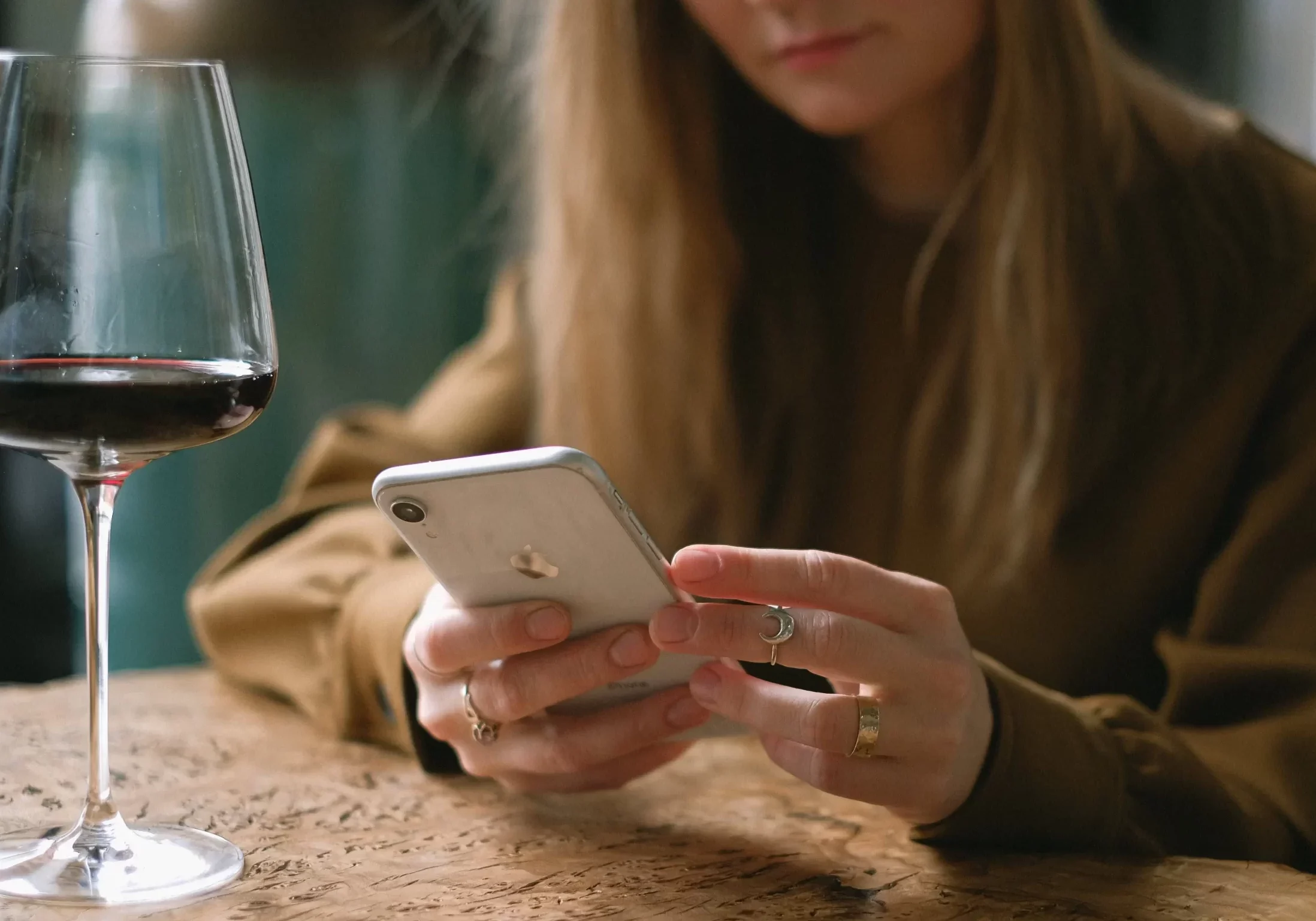 Brandovi mogu integrirati NFC tag-ove u ambalažu proizvoda kako bi korisnicima omogućili pristup uputnim videima, programima vjernosti ili detaljnijim informacijama o proizvodu. NFC oznaka može sadržavati podatke o nutritivnim vrijednostima proizvoda.